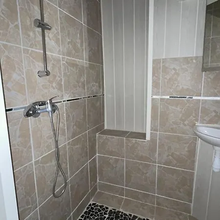 Appartement Spacieux à Pour 10 Avec Piscine - Fr-1-822-20