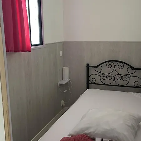 Spacieux à Pour 10 Avec Piscine - Fr-1-822-20 *